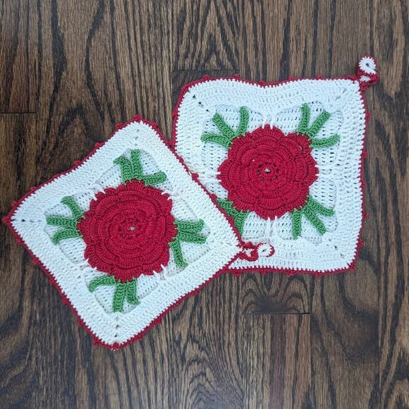 Vintage Christmas Hot Pad Square Set Approx 6" Red Rose Crochet - Picture 1 of 4